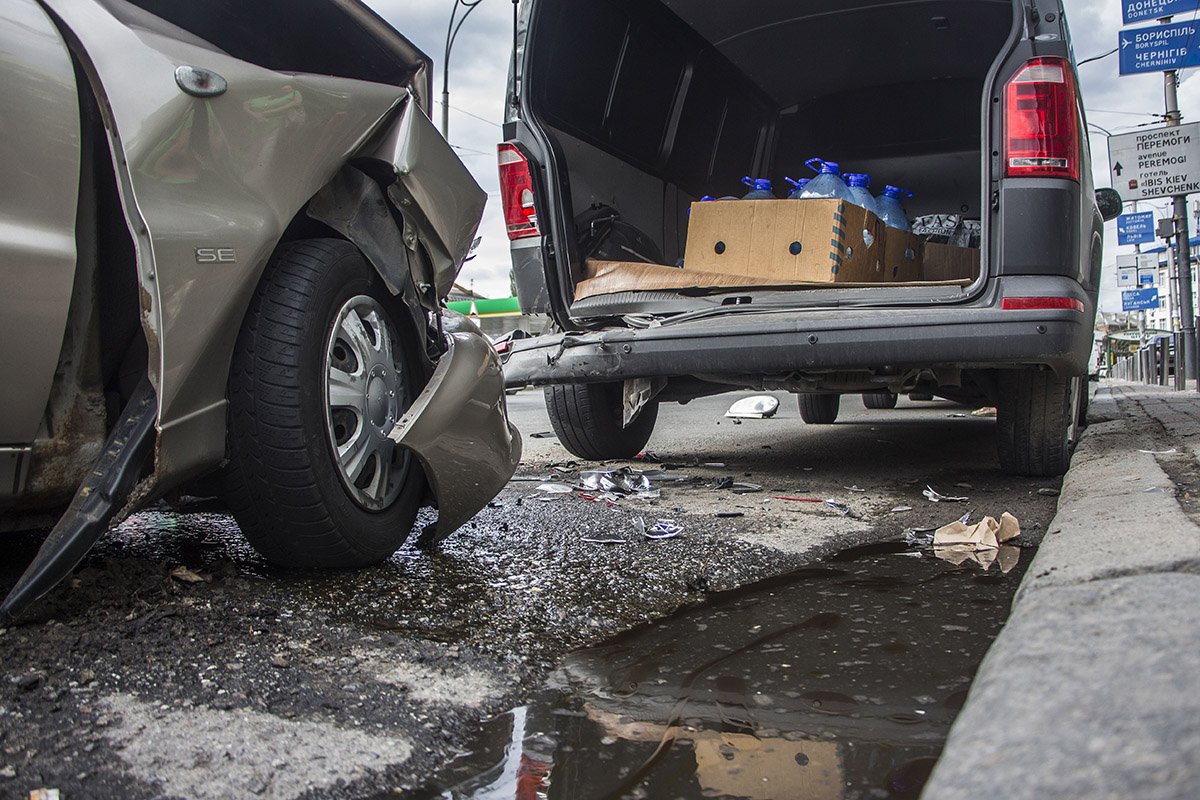 В Киеве на Севастопольской площади водитель Daewoo разбил две машины и сломал нос 2
