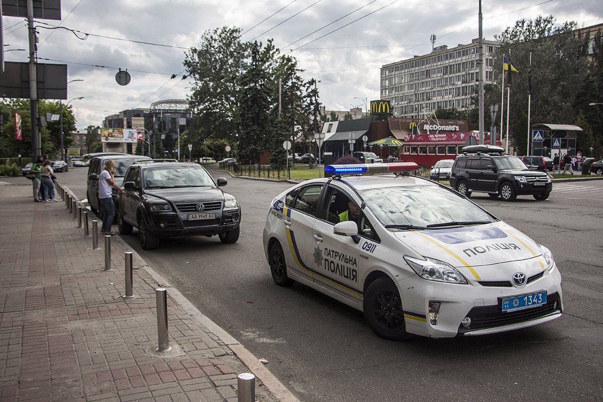 В Киеве на Севастопольской площади водитель Daewoo разбил две машины и сломал нос 4