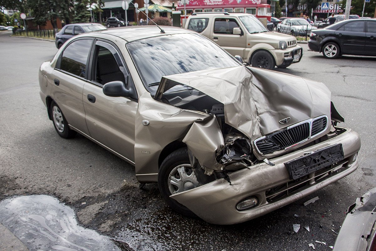 В Киеве на Севастопольской площади водитель Daewoo разбил две машины и сломал нос 5