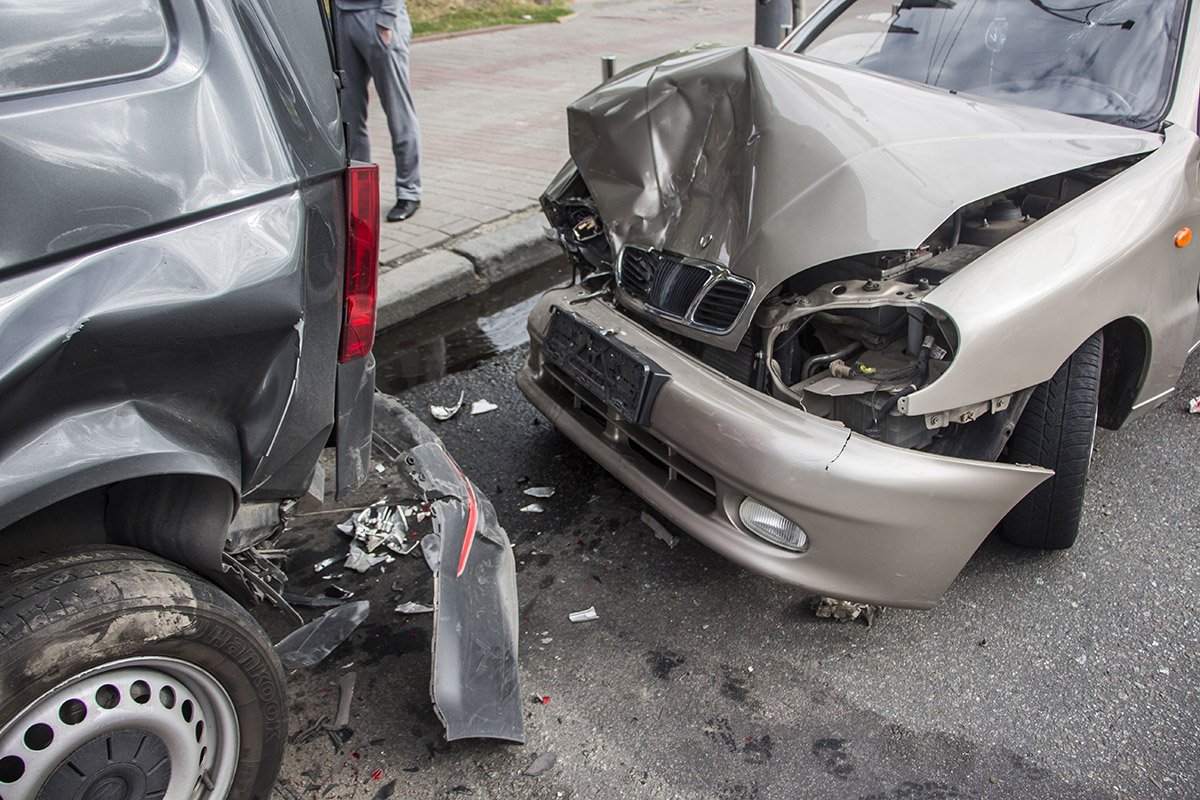 В Киеве на Севастопольской площади водитель Daewoo разбил две машины и сломал нос 6