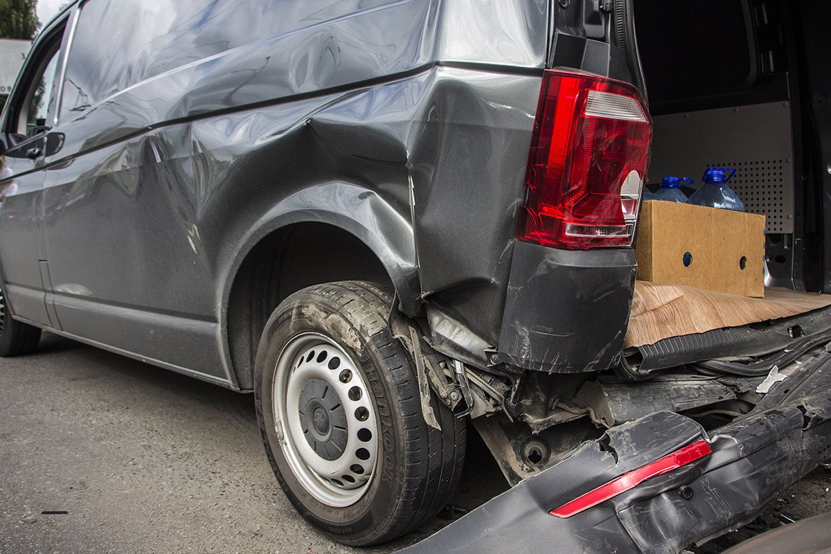В Киеве на Севастопольской площади водитель Daewoo разбил две машины и сломал нос 7