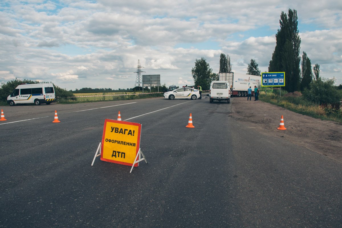 24 июня, под Киевом в районе Борисполя Toyota Fortuna врезалась в две фуры