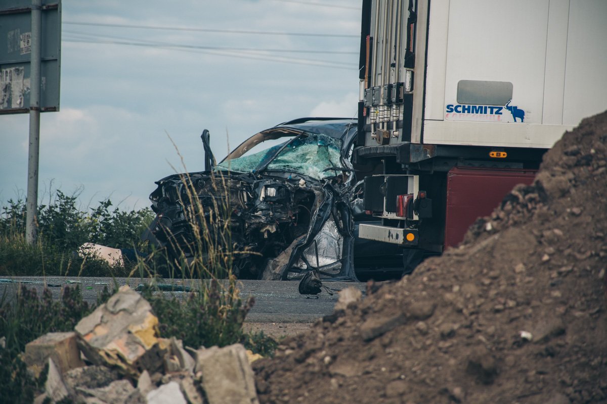 В это время со стороны Броваров ехали две фуры - Volvo и DAF