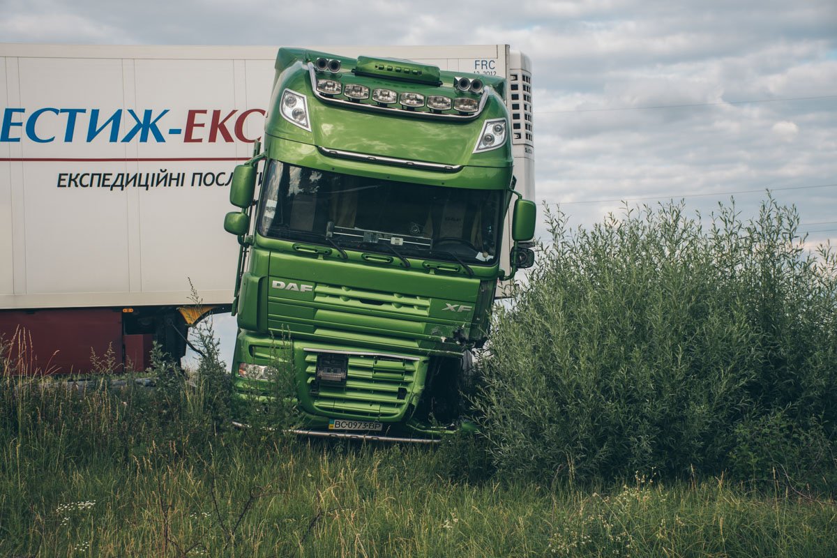  Легковое авто сначала врезалось в первый грузовик, а потом рикошетом влетело во второй