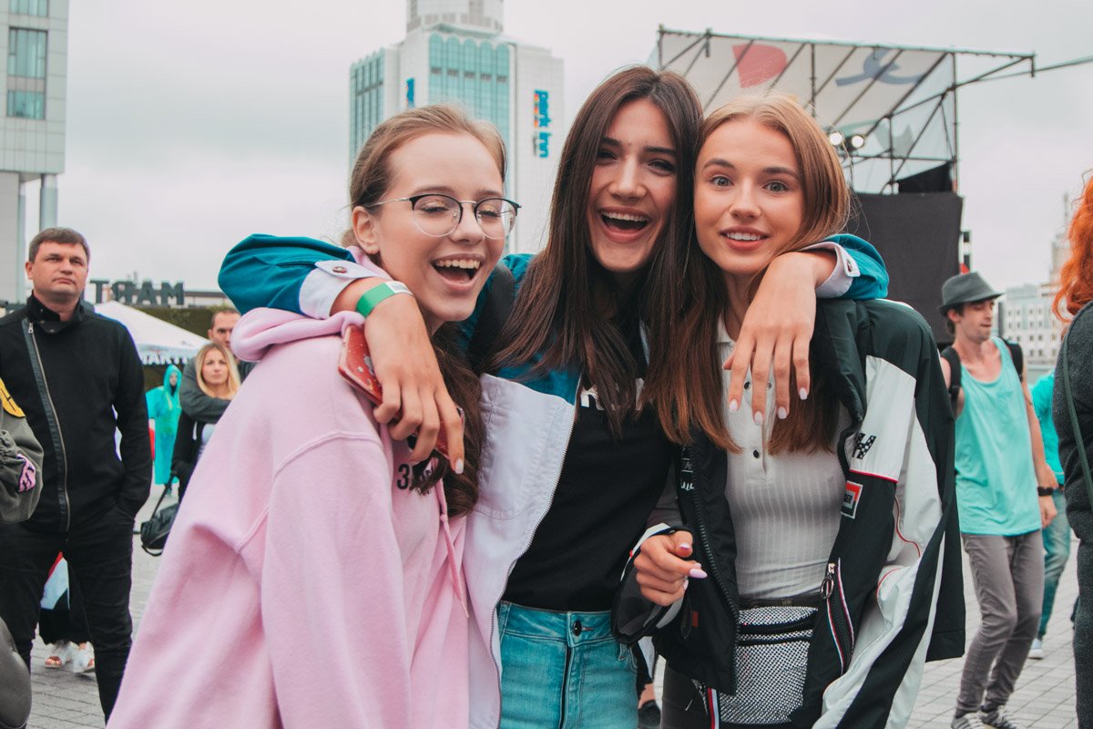 Актрисы перед автограф-сессией