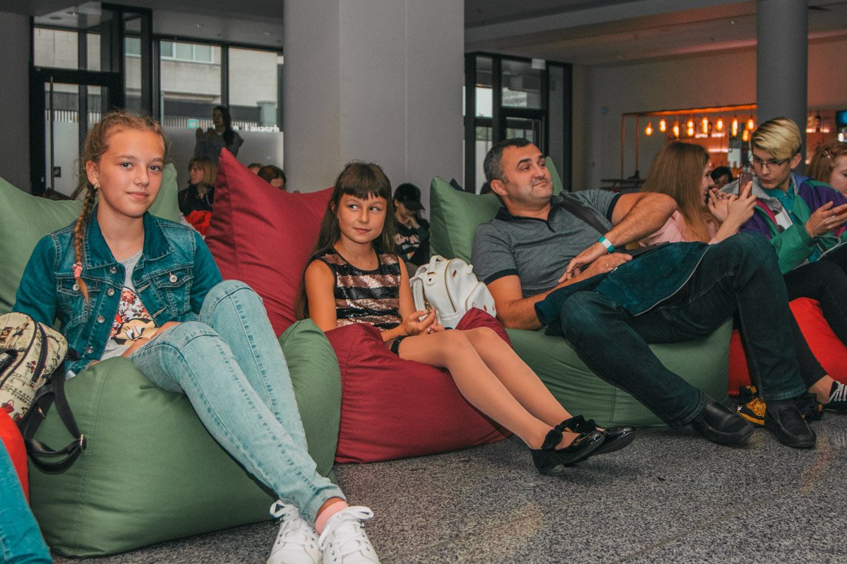 на встрече и тинейджеры, и их родители