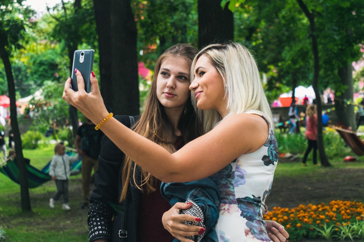 Главная черта современной молодежи - технологичность. Они рождены уже с гаджетом в руках 