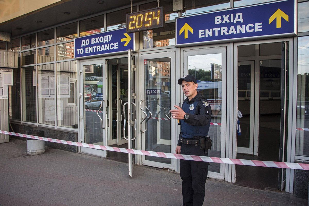По словам сотрудников полиции, весь персонал станции эвакуировали