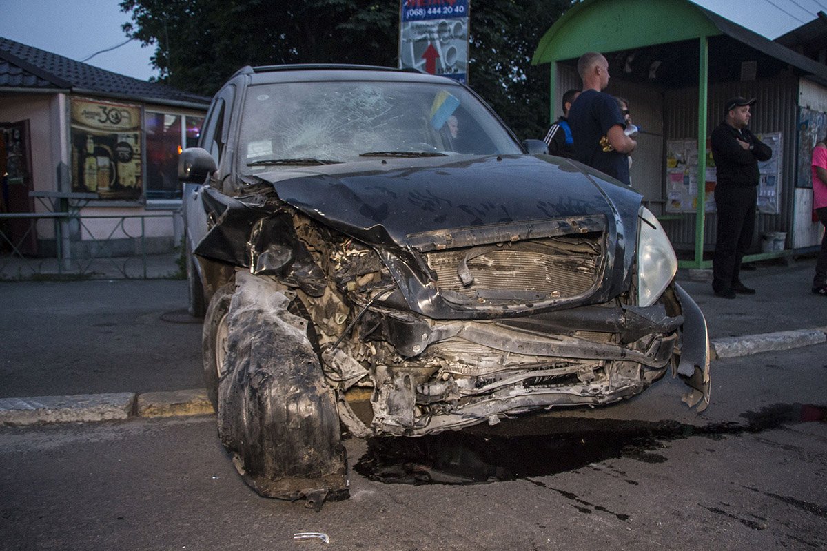 Китайскому автомобилю повезло больше, он не чуть не загорелся от немецкого