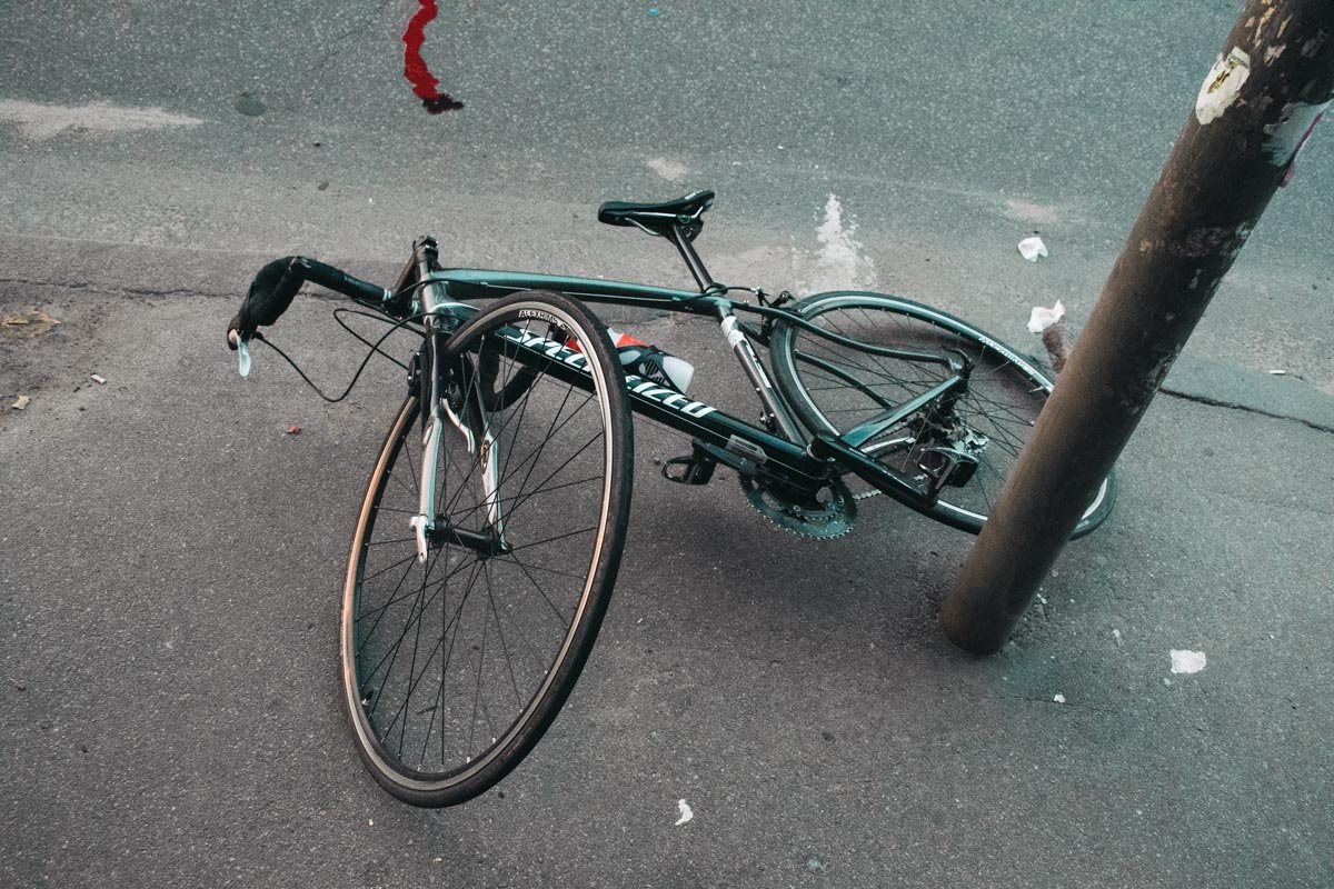 Пострадавшего в результате столкновения велосипедиста госпитализировали работники скорой в критическом состоянии