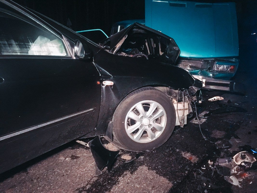 Пострадали трое: пассажир и водитель "ВАЗа", а также драйвер Cerato