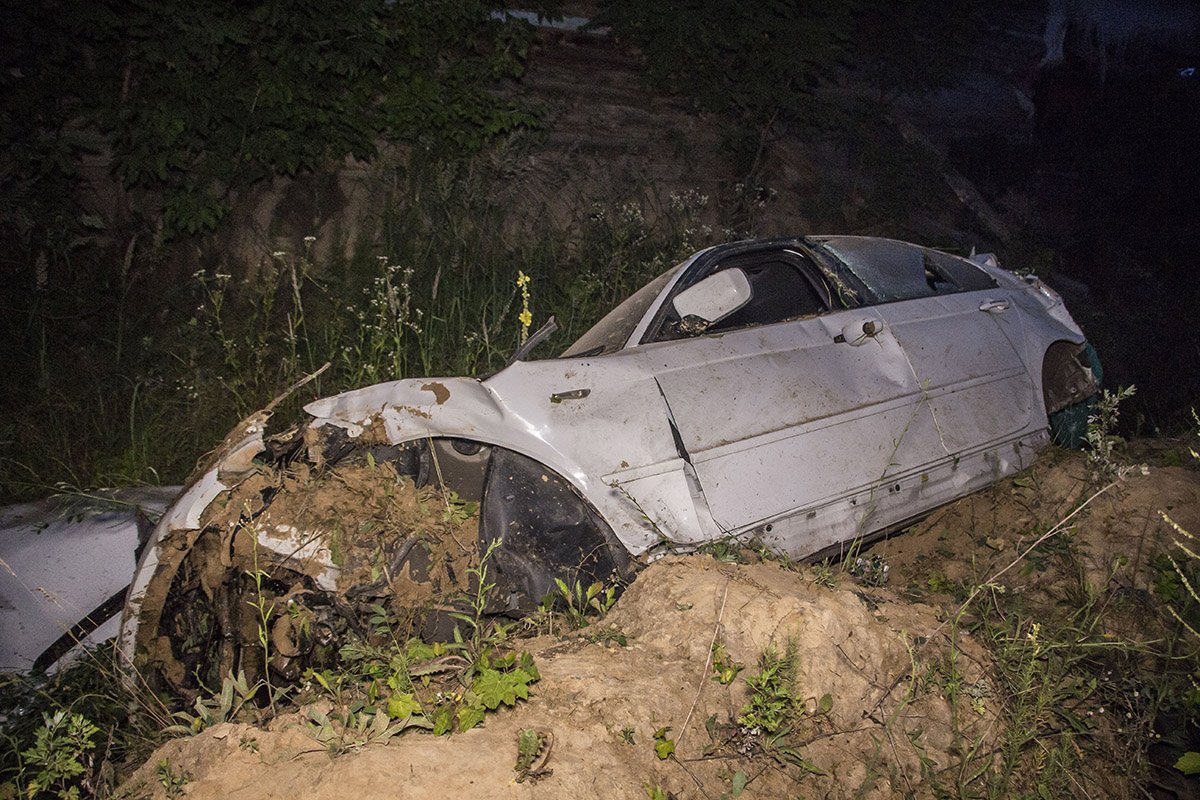 BMW занесло на дороге и машина на большой скорости влетела в сарай , потом в кювет