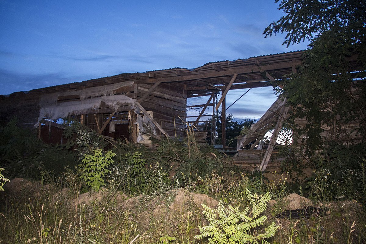 Стенка хоз постройки не выдержала удара