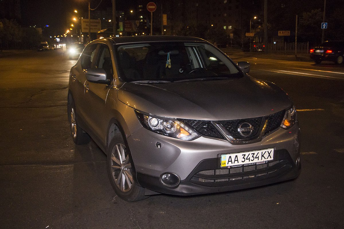 Nissan совершал поворот с улицы Драгоманова на Анны Ахматовой Nissan совершал поворот с улицы Драгоманова на Анны Ахматовой