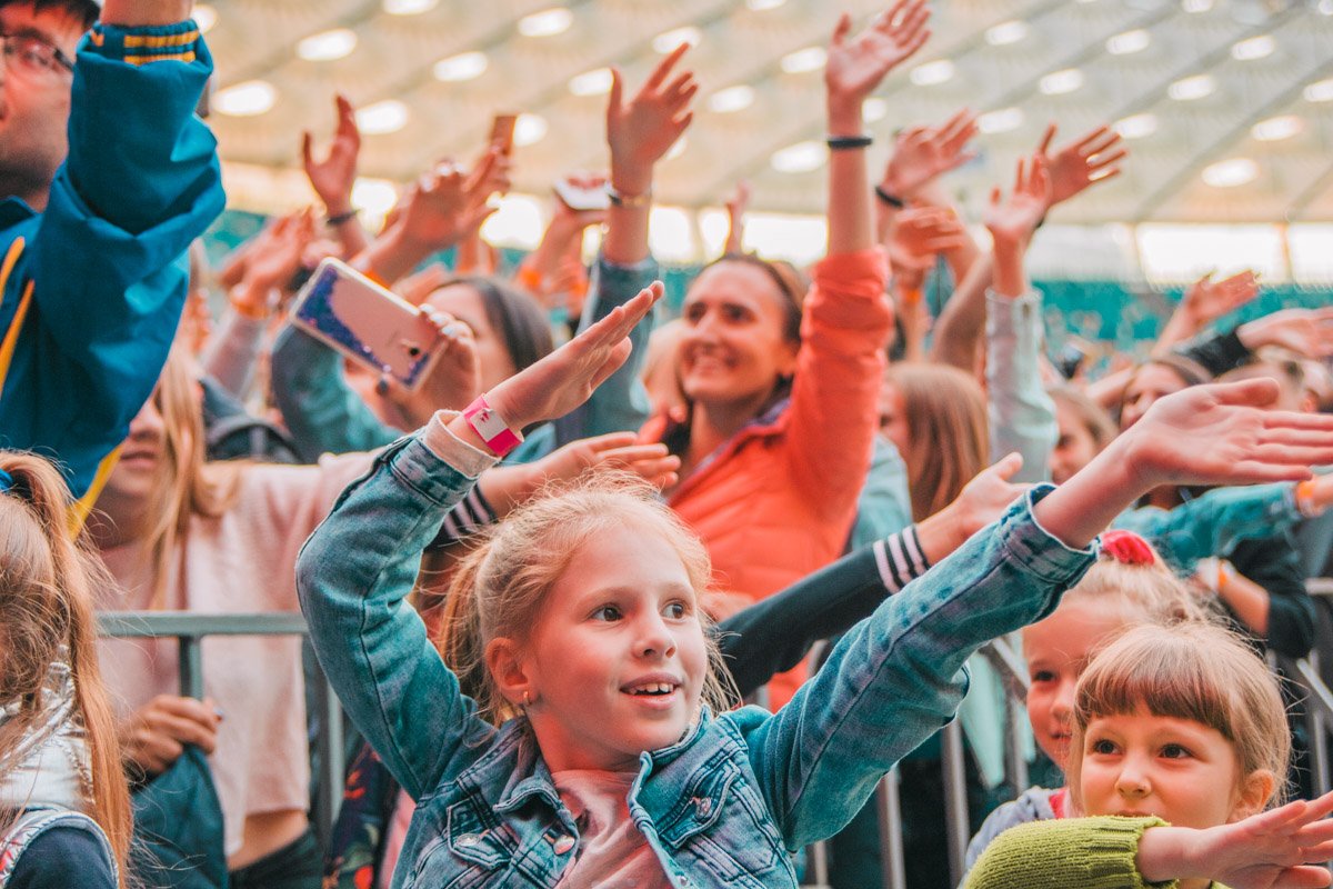 Молодые фанатки Потапа и Ко Молодые фанатки Потапа и Ко