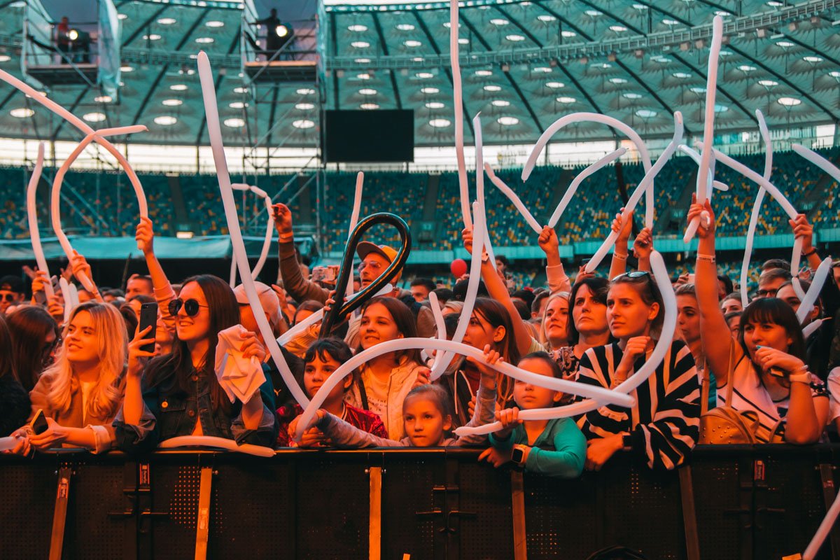 Шары, мамы, папы, дети Шары, мамы, папы, дети