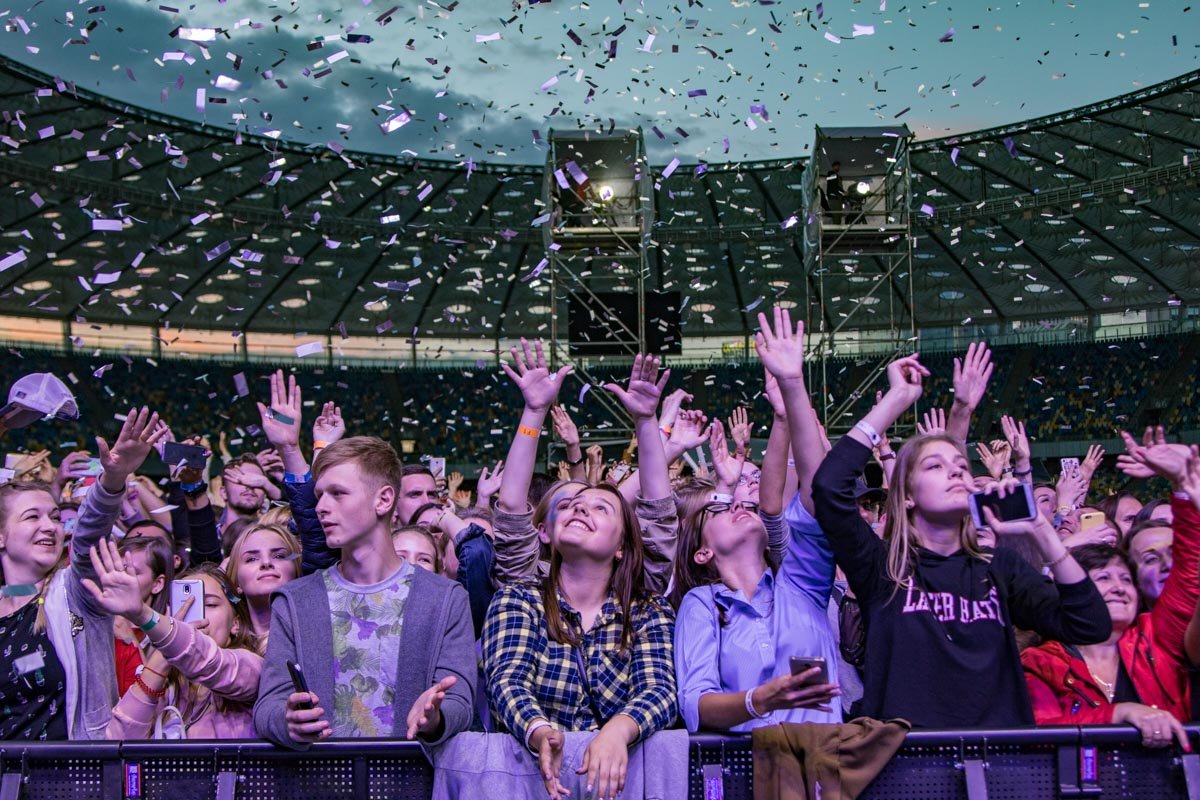 Небо все в звездах красивых лиц Небо все в звездах красивых лиц