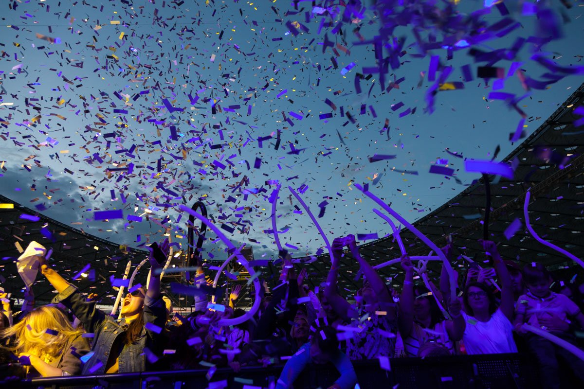 Руки над головами Руки над головами