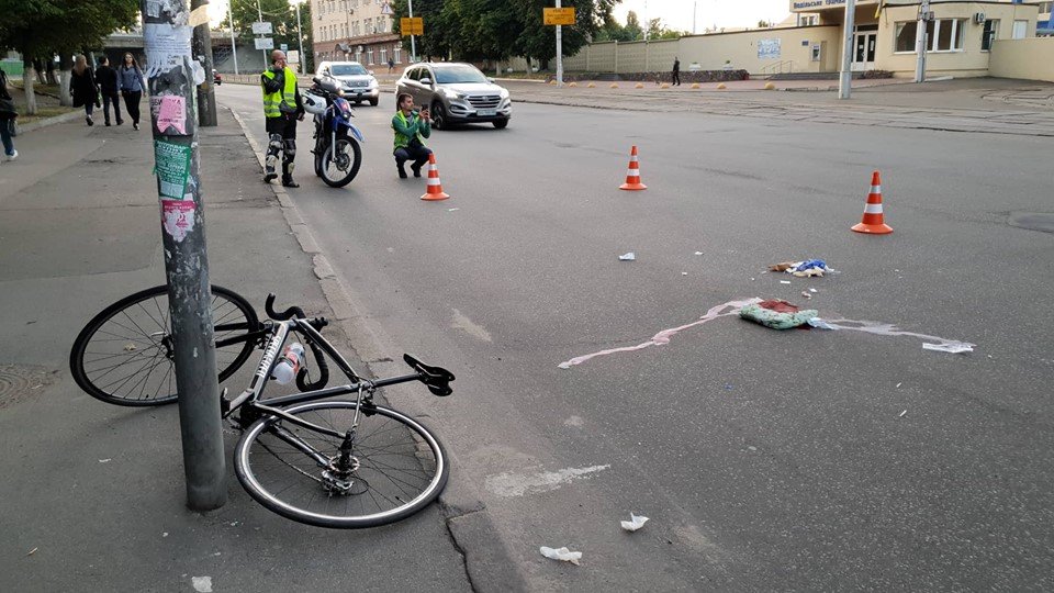 В столице на улице Фрунзе возле трамвайного депо автомобиль сбил велосипедиста 