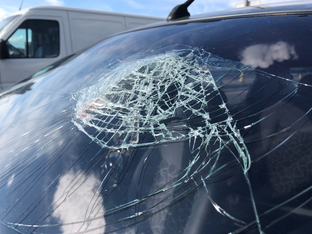 В результате столкновения водитель влетел головой в лобовое стекло