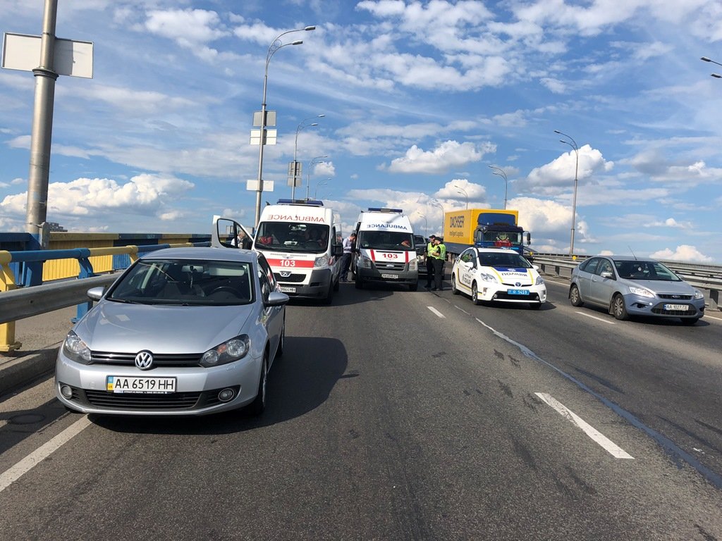 На место событий выехали медики, полиция и следственно-оперативная группа 