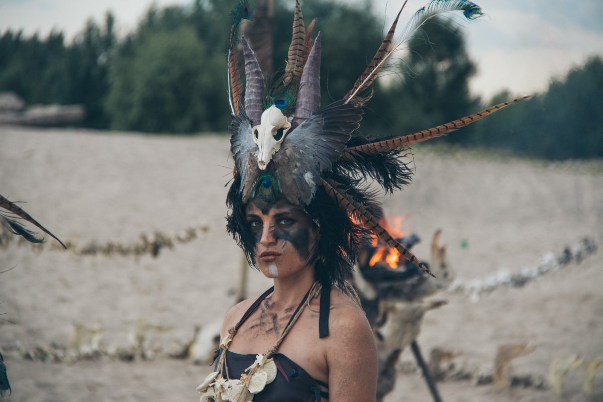 Горящий огонь только еще больше подчеркивал атмосферу Горящий огонь только еще больше подчеркивал атмосферу