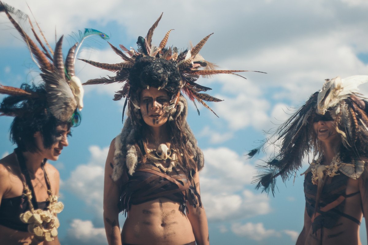 Девушки вжились в образы Девушки вжились в образы