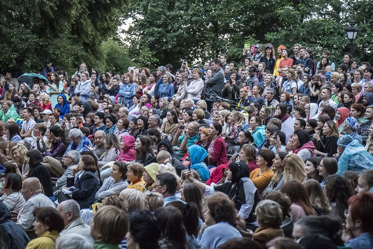 Несмотря на дождь, на концерт под открытым небом собралось много зрителей 