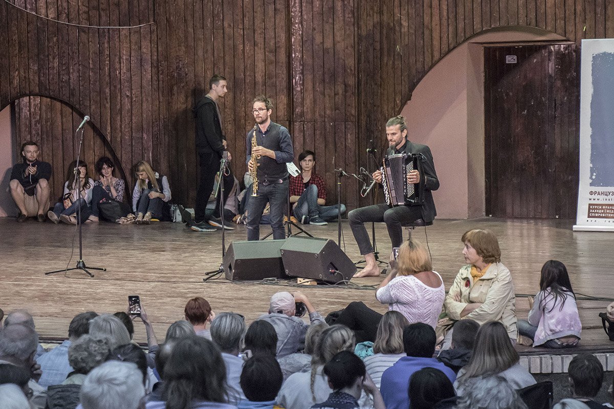 Музыканты отдавались на сцене по полной 