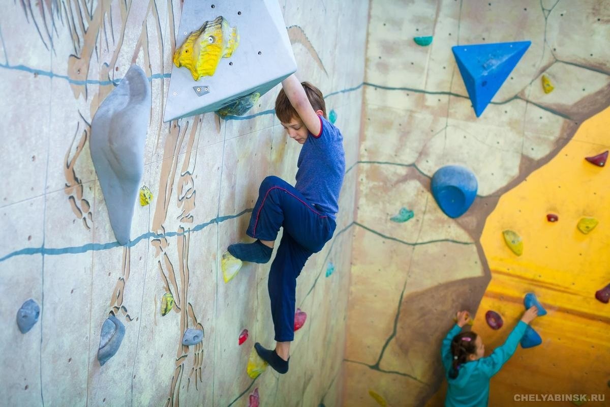На скалодром "UP" ваших малышей научать преодолевать вершины