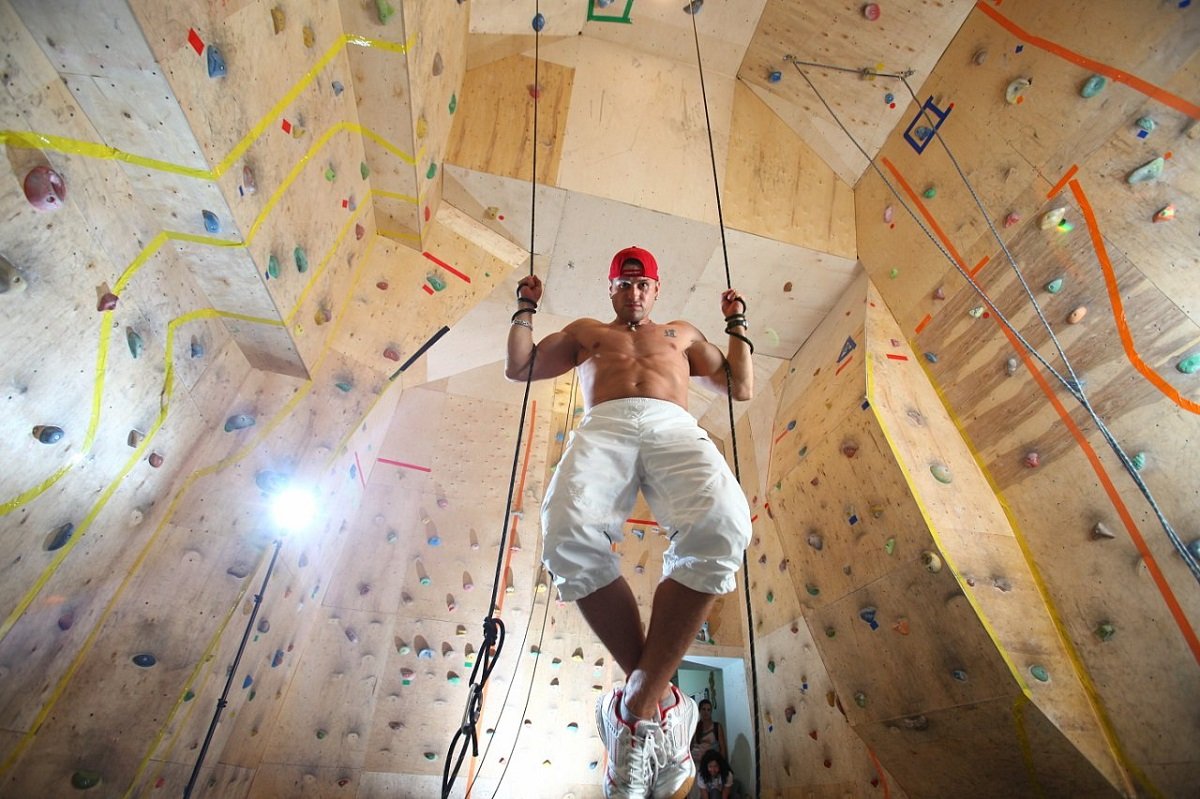 Скалодром "Zillertal" - второй в Киеве по количеству лазательных плоскостей болдеринговый зал