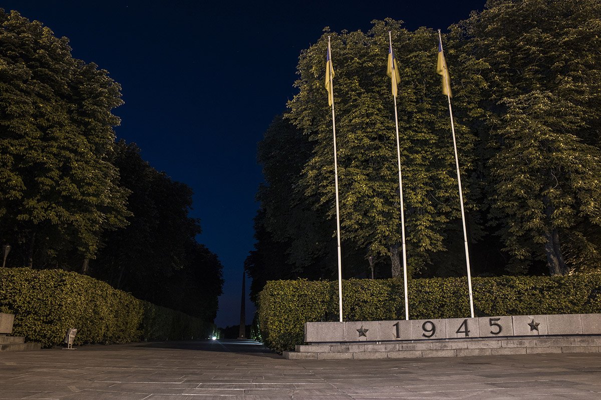 Под покровом ночи Парк Славы выглядит особенно торжественно