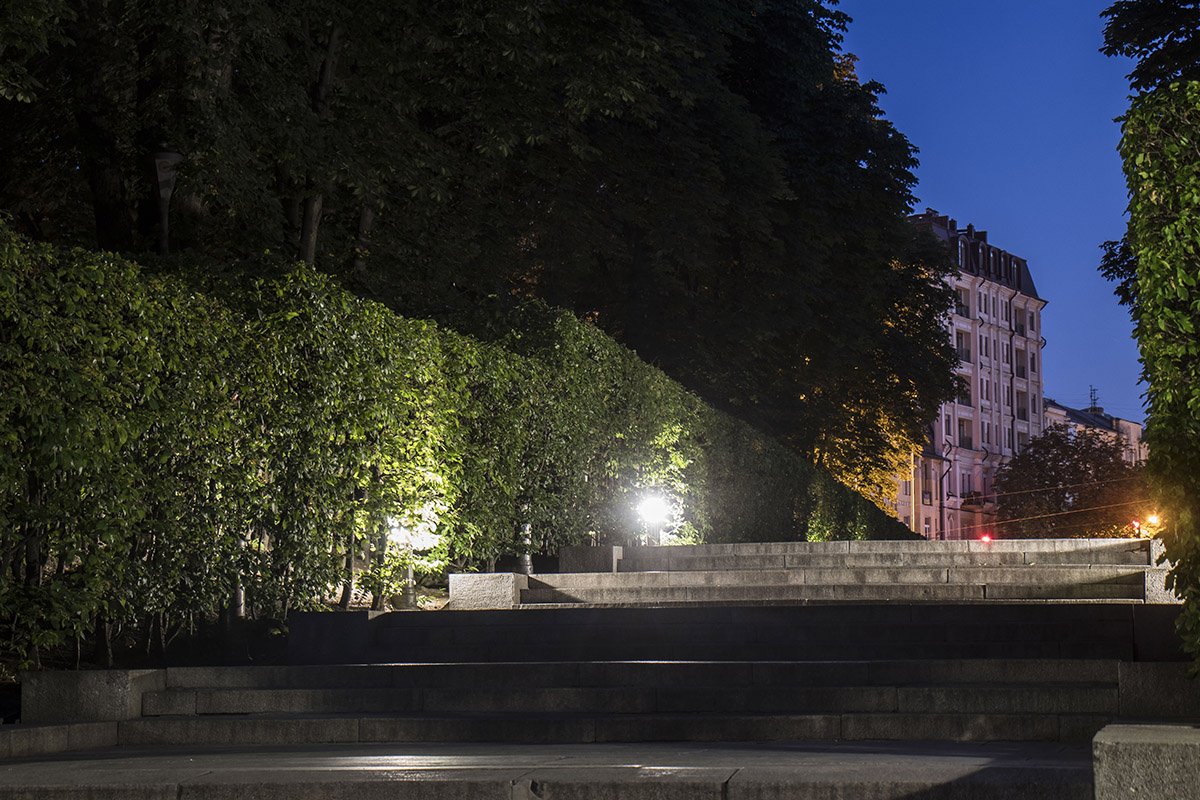 Фонари кутаются в листве 