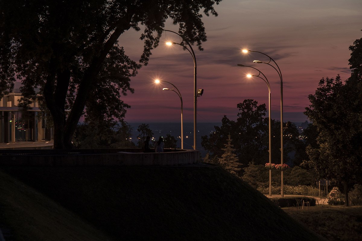 Под светом фонарей приятно посидеть в одиночестве 