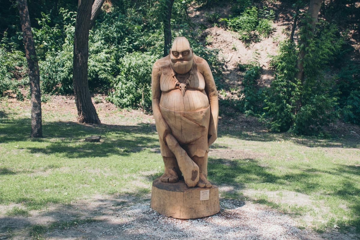 Всех пришедших встречает деревянная скульптура