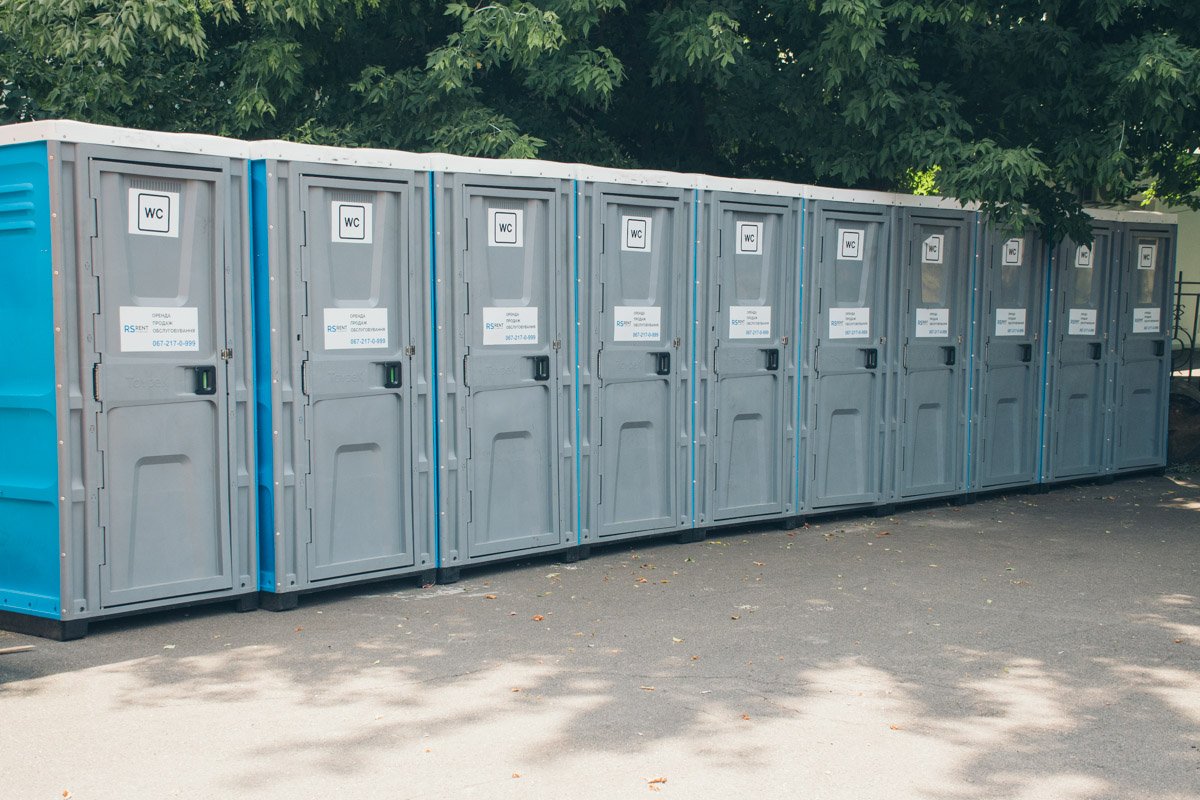 Уборную долго искать не придется