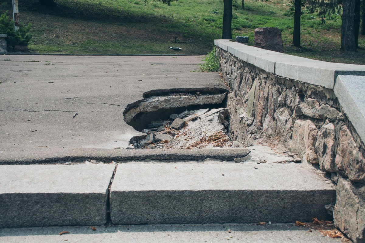 Видимо, коммунальщики не заметили яму