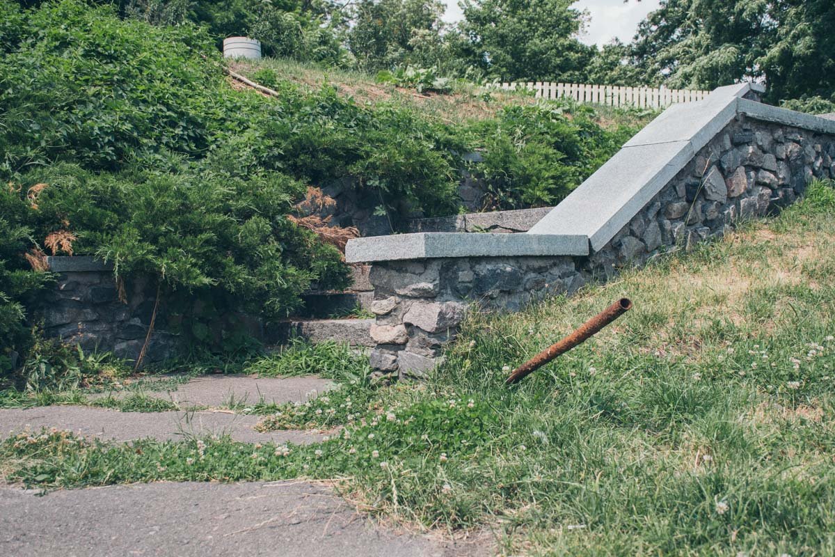 Труба, зачем торчишь