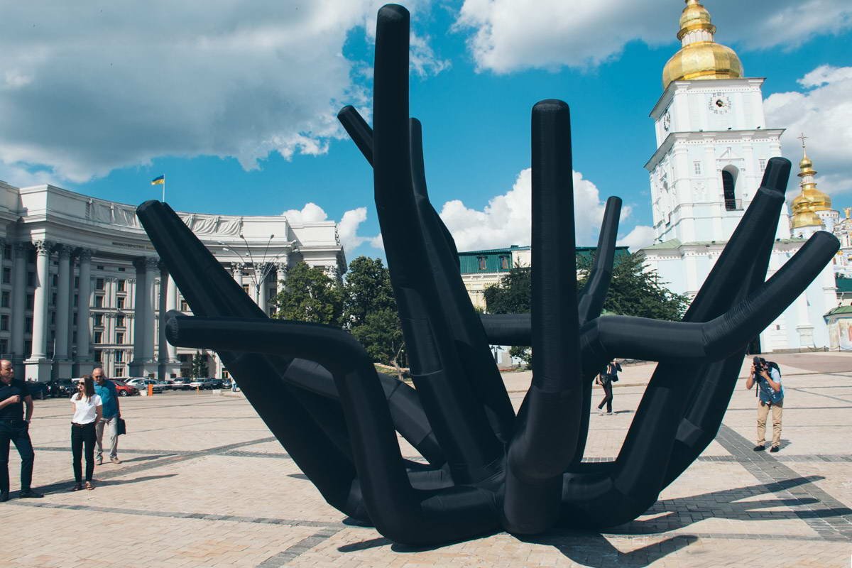 Высота скульптуры - 5 метров