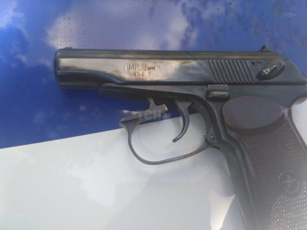 Стрелял он из травматической версии пистолета Макарова. Найденные гильзы доказывают, что он выстрелов было три Стрелял он из травматической версии пистолета Макарова. Найденные гильзы доказывают, что он выстрелов было три