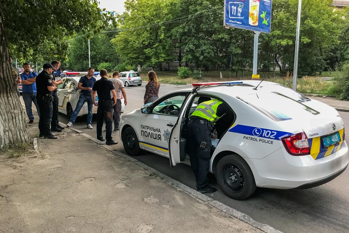 По словам местных жителей, к дому подошли мужчина и женщина. После чего спутница осталась на улице, а ее парень залез в нишу цокольного этажа По словам местных жителей, к дому подошли мужчина и женщина. После чего спутница осталась на улице, а ее парень залез в нишу цокольного этажа