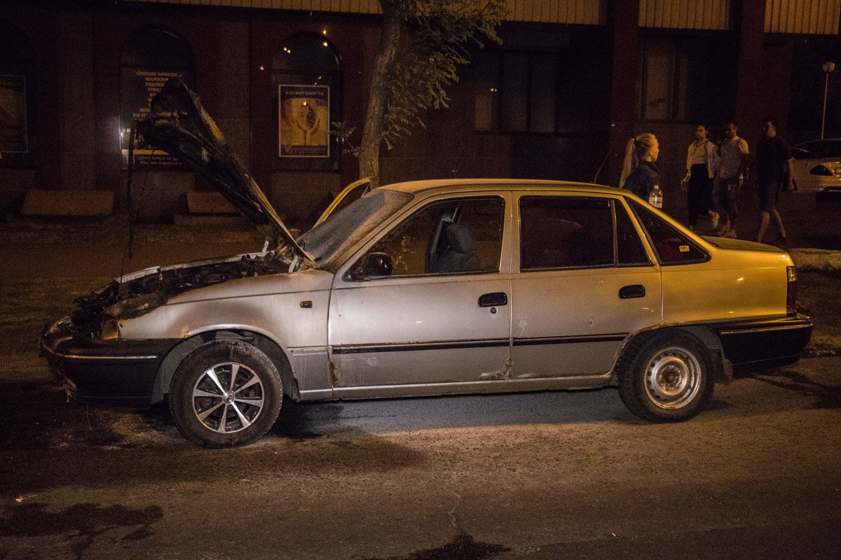 В Киеве на перекрестке улиц Ялтинской и Российской произошел пожар