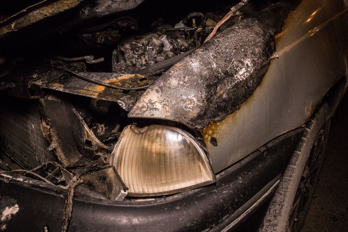 Во время движения машина начала гореть под капотом