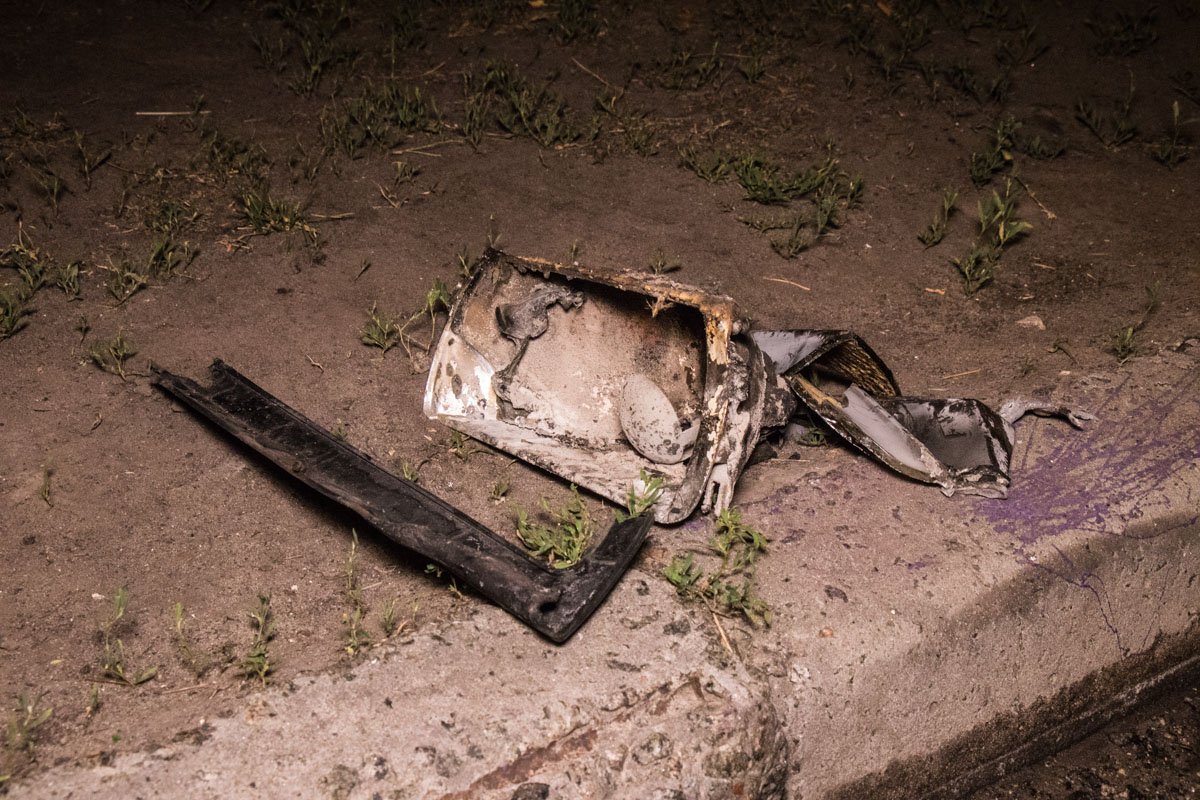 У автомобиля поврежден капот и моторный отсек