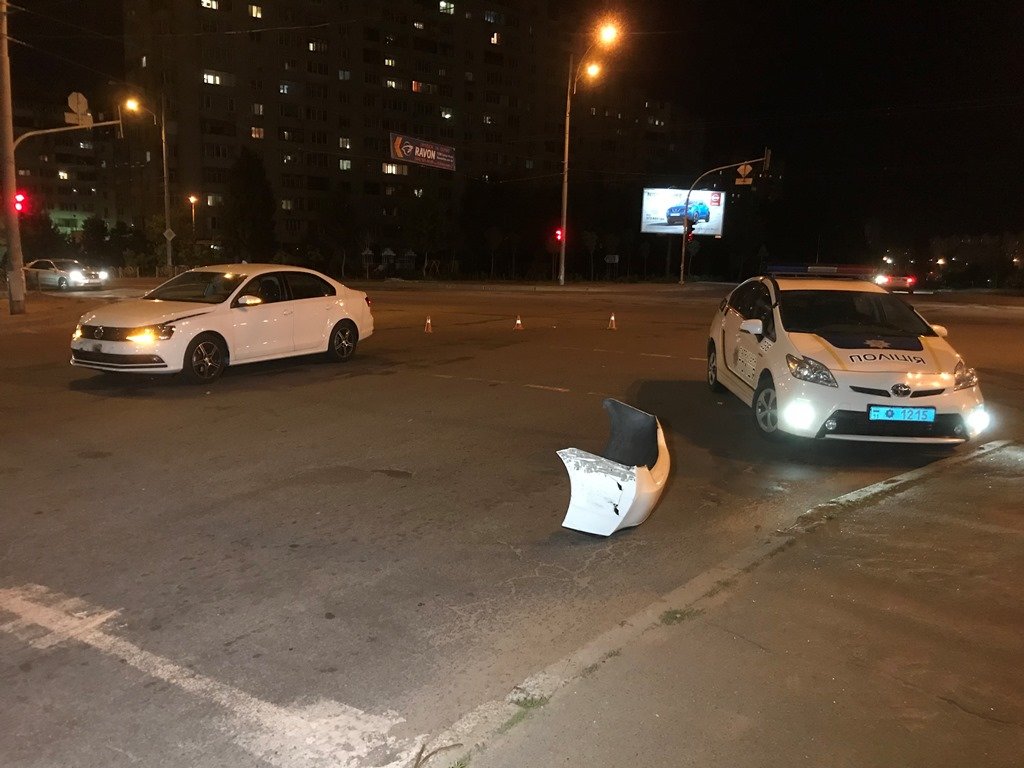 На Троещине произошла авария с полицейской машиной Toyota Prius