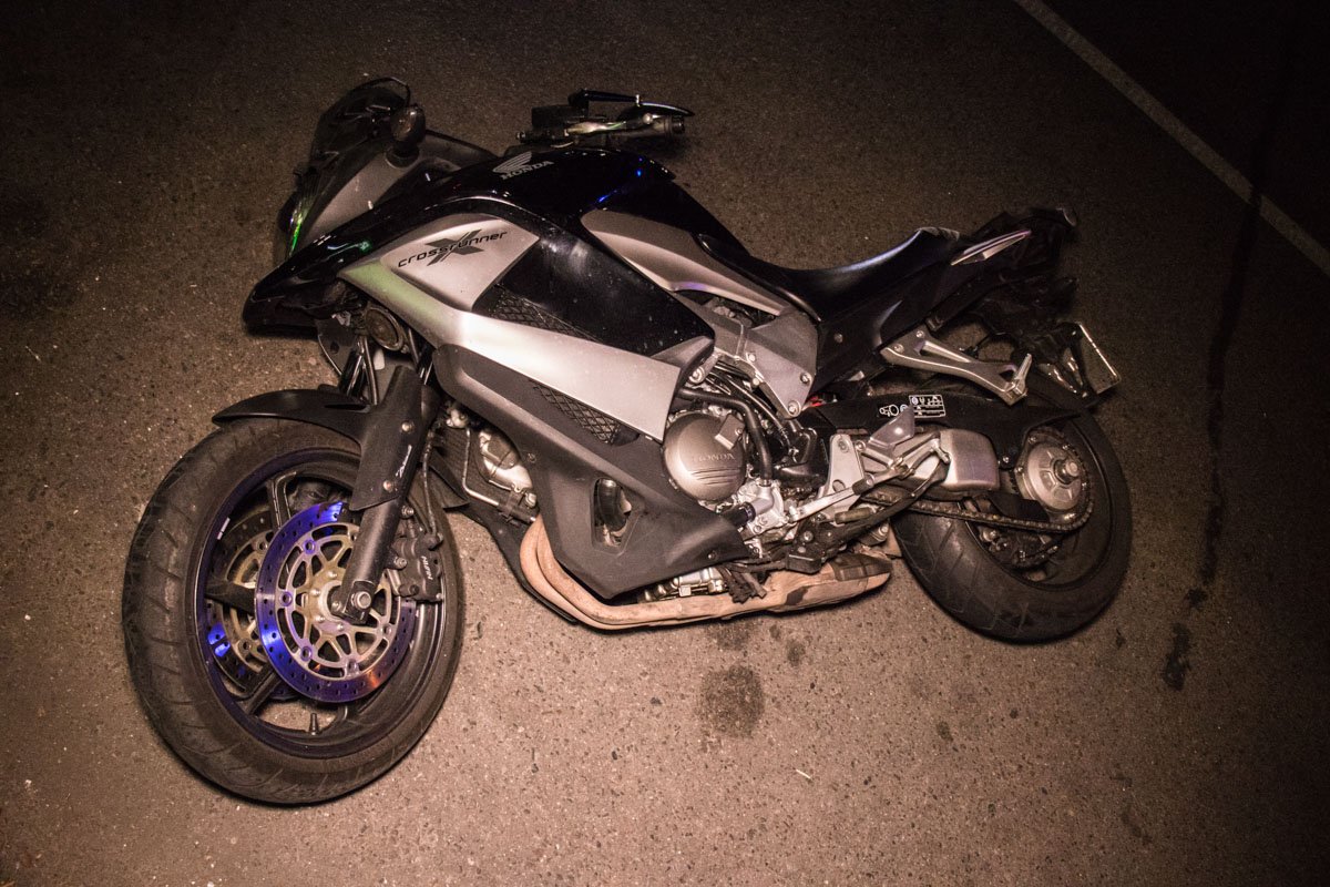 Мотоциклист упал на дороге вместе с девушкой-пассажиром Мотоциклист упал на дороге вместе с девушкой-пассажиром