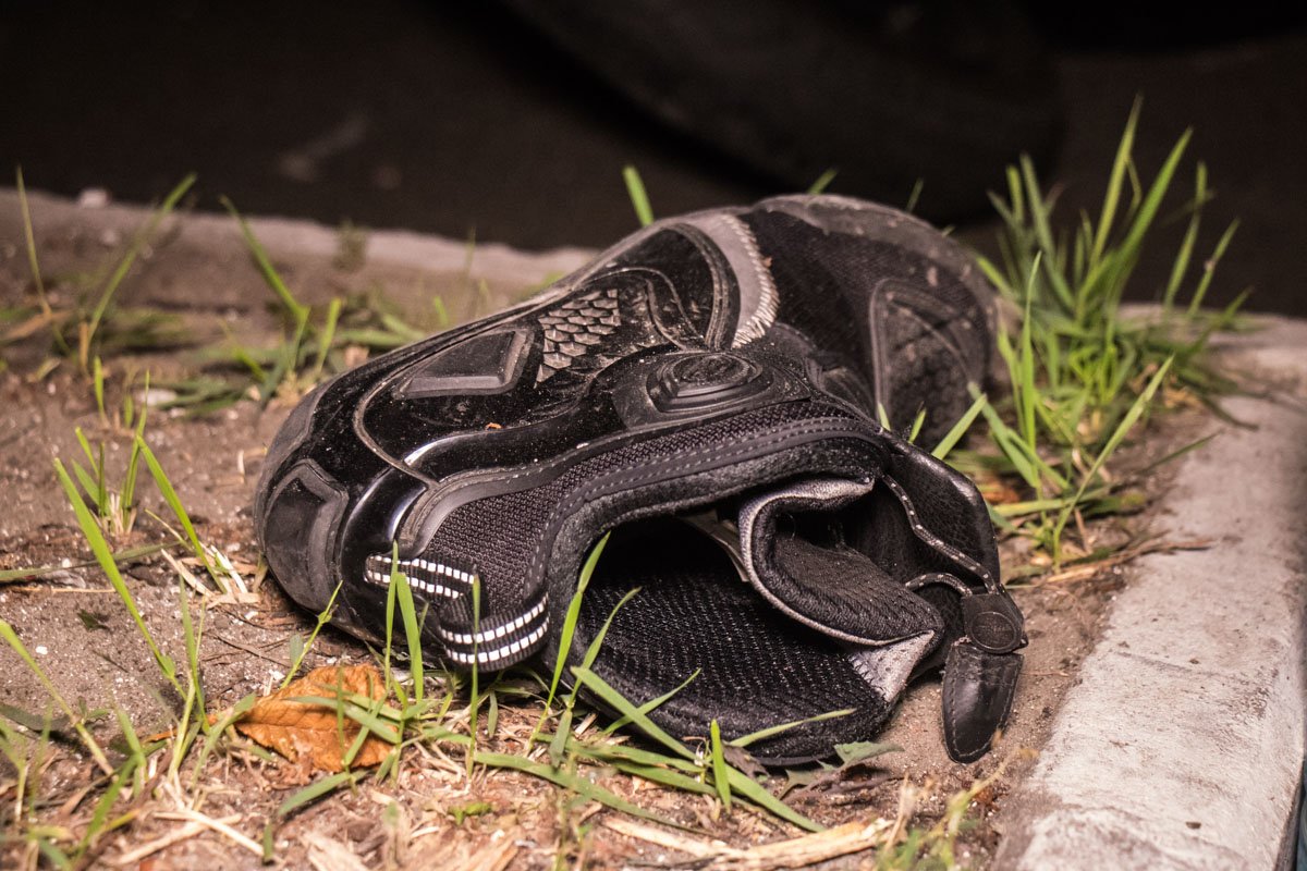 Парень с девушкой были экипированы, оба в шлемах Парень с девушкой были экипированы, оба в шлемах