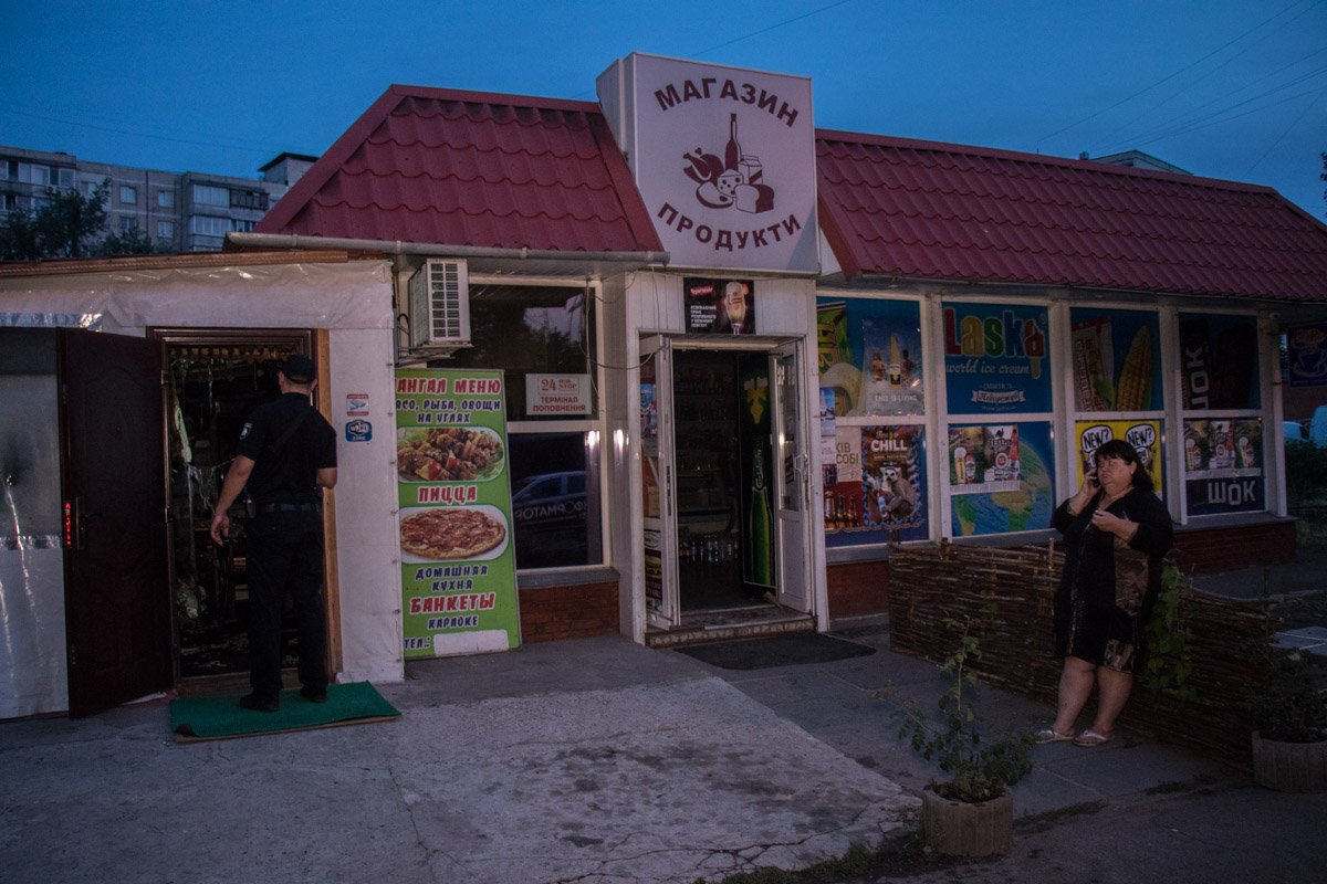 Во избежании взрыва пожарные вынесли из огня углекислотный баллон, он был подключен к пивной установке