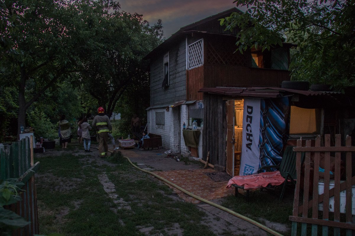 Огонь охватил пристройку жилого дома на 26-й Садовой линии Огонь охватил пристройку жилого дома на 26-й Садовой линии