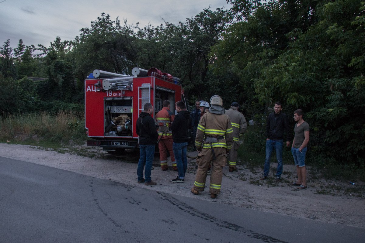 Прибывшие на место спасатели оперативно ликвидировали возгорание и не дали распространиться огню Прибывшие на место спасатели оперативно ликвидировали возгорание и не дали распространиться огню